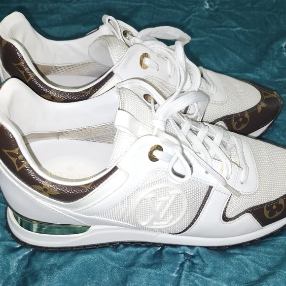 Great Condition-Louis Vuitton Monogrammed White and Brown  display picture 3